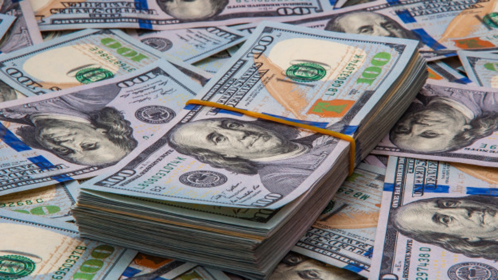 Money as debt. 75 mln dolar3. Гора денег. Миллион долларов сша. Много пачек долларов на столе.