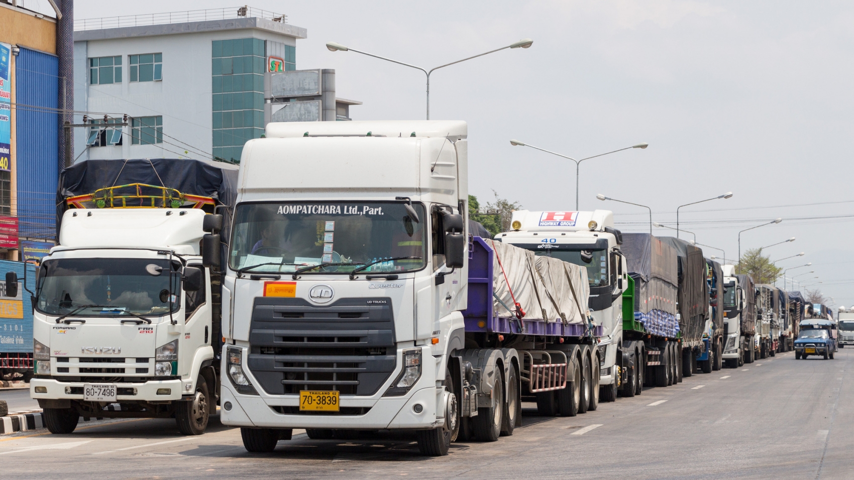 Trucks_at_Thai-Myanmar_border_in_Mae_Sot