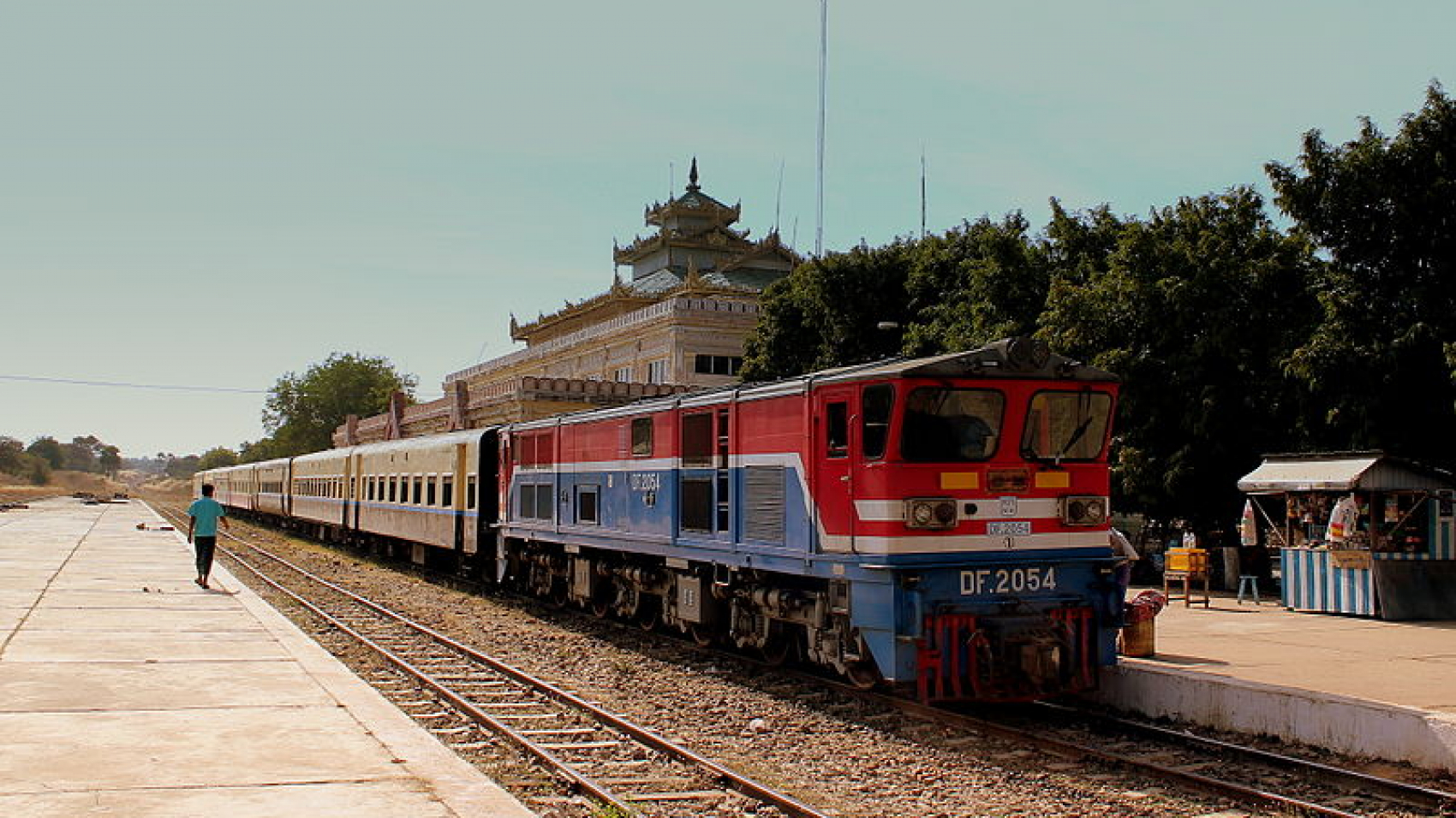 myanmar-train